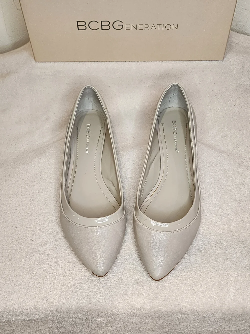 BCBGeneration Womens Pointed Toe Flats in Cashmere